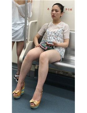 地铁上拍摄雪白美腿热裤白衣美女姐姐