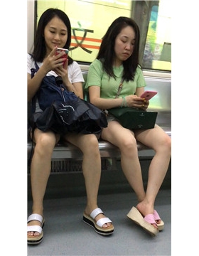 地铁拍摄对面俩妹子