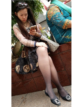 4k超清，街拍原味美腿丝足性感少妇，手机玩得真入迷