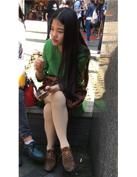 高清街拍丝足美眉吃雪糕，跟男友你一口我一口真羡慕