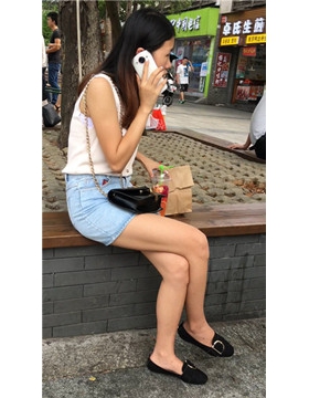 街拍美腿小清新美眉