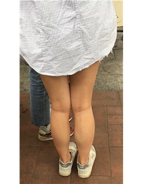 街拍等公交的热裤美眉