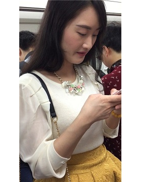 地铁拍摄性感连衣裙丰满妹子