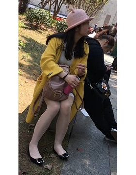 带帽子的丝足少妇