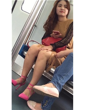 地铁拍摄粉色高跟裸腿性感高颜值美女