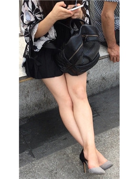 街拍白皙大腿高跟鞋漂亮女孩