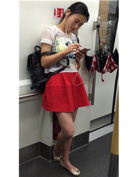 街拍地铁上听歌的红裙清纯颜值美女