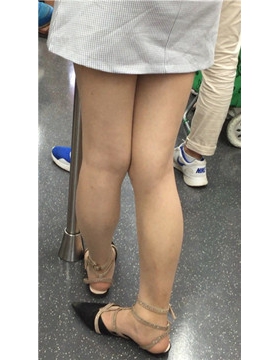地铁拍摄尖嘴平底鞋美腿美眉