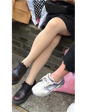极品丝袜美腿美眉花坛边跟姐妹闲聊