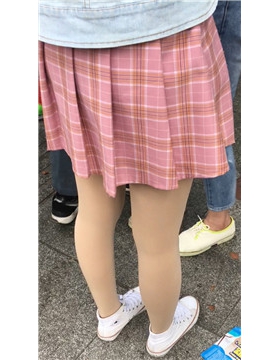 白鞋丝袜短裙娇小可人学生妹