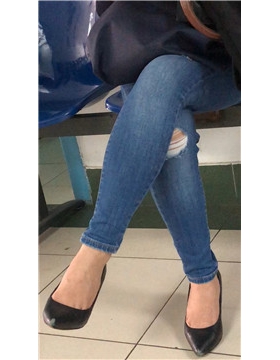 紧身牛仔裤高跟鞋少妇