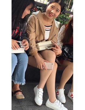 路边花坛玩手机的三位清纯丝袜美腿小美女