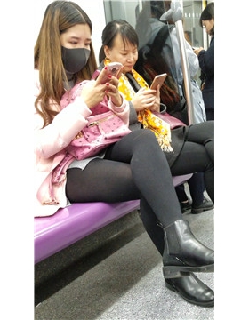 公交站偶遇肉丝袜美足妹子，偷偷的晾脚