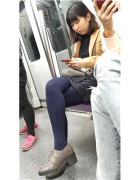 4k-地铁上的极品黑丝美腿性感美女