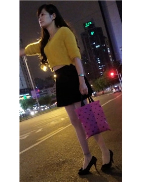 4k-黄衣短裙丝袜美腿女神着急打车去哪？