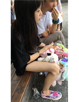 街拍苗条美腿小妹，拿着一堆兔子娃娃