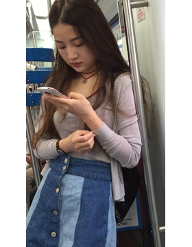丰满长发牛仔裙美女，就这么一动不动的玩手机，任你摄。