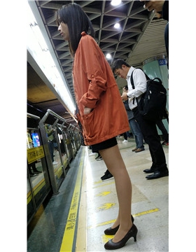 4K-等地铁的橙色外套短裙街拍肉丝美腿女孩