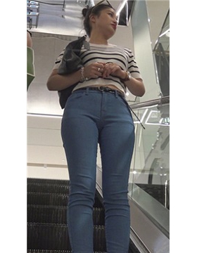 4k-兴致匆匆于密友逛街的蓝牛美女 [1.62 GB]