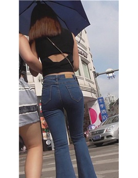 街拍性感的紧身牛仔裤宽臀美眉 [533 MB]