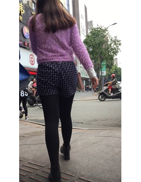街拍黑丝袜打底裤肥臀大屁股美女