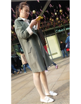 4k-街拍低头玩手机的美腿肉丝袜高挑女神