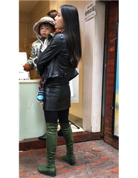 街拍颜值超高的修长美腿皮裙丝袜打底裤少妇