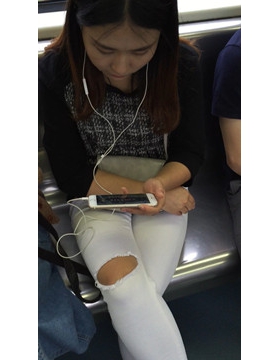 地铁街拍破洞紧身白牛小妹