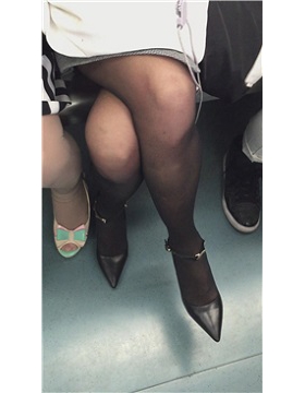 地铁拍摄尖嘴高跟黑丝性感美少妇