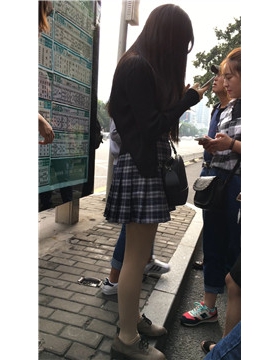 街拍等公交的格子短裙肉丝美腿女孩