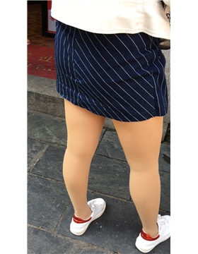 逛街偶遇买小吃的肉丝袜美腿短裙美女