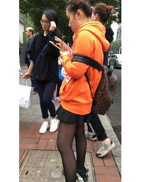 街拍黑丝短裙运动鞋美眉