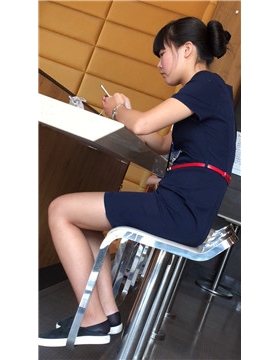 肯德基餐厅内独自听歌的孤独制服短裙美女