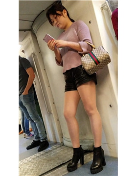 4k--地铁偶遇肉丝袜美腿皮短裤美女小姐姐
