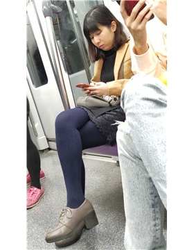 4K-地铁上玩手机入迷的街拍丝袜少妇