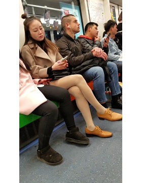 4K - 地铁上的漂亮肉丝袜美腿女孩