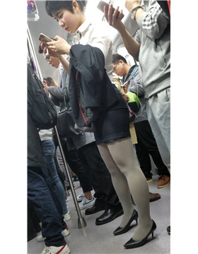 4K - 极品丰腴身材紧身包臀裙街拍灰色丝袜白衬衫美女