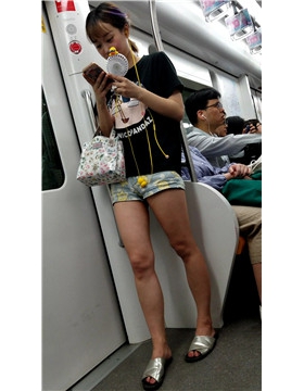 4K地铁上的话热裤黑T恤女孩