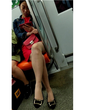 地铁上的红裙红包姑娘