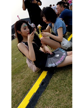 草地上的爱笑女孩