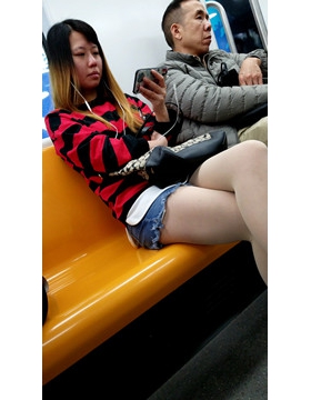 4K地铁上看手机的牛仔热裤街拍丝袜女孩