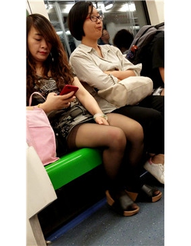 4K地铁上的裸腿小妹