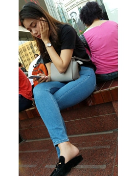 4K 街边玩手机的紧身牛仔气质美女 [937 MB]