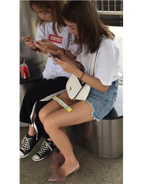 街拍青春漂亮无敌美女，腿玩年类型