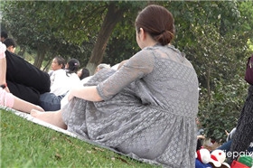 4k-陪小孩玩耍的连衣裙街拍丝袜少妇