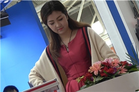 4k-红色连衣裙裸足凉高跟天生丽质街拍美女