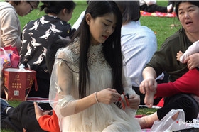 4k-米色连衣裙肉丝袜漂亮街拍美女美足