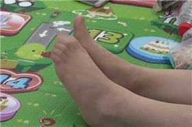4k-白色卫衣短裙美腿街拍丝袜美足