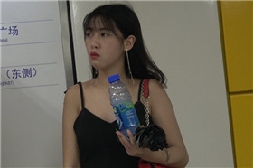4k-黑色吊带连衣裙裸足高跟鞋街拍美女
