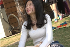 4k-甜美碎花裙裸足街拍美女跟男友嬉闹
